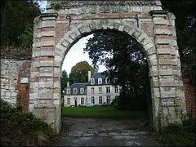 Nous sommes devant l'entrée du château de Courcelles-sous-Thoix. Petit village de 50 habitants, dans l'arrondissement d'Amiens, il se situe dans le département ...