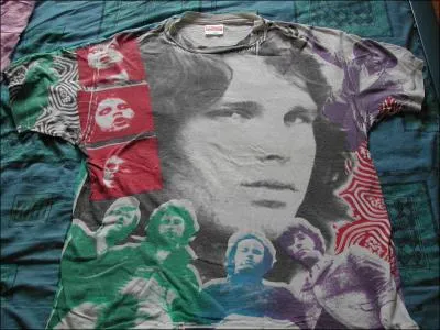 A qui appartient ce tee-shirt ?