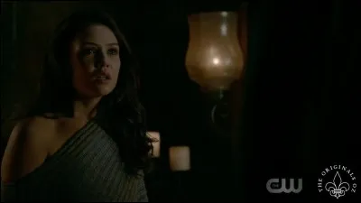 Qui défait le lien qui lie Davina au hollow?