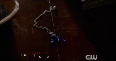 Qui va dans le pendentif pour tenter de sauver Elijah ?