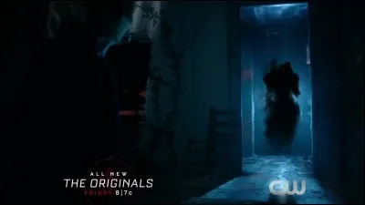 Dans quel corps le hollow s'est-il mis en premier pour espionner les Mikaelson?