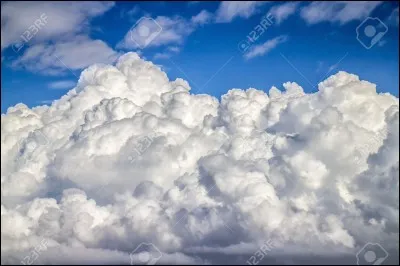 De quoi sont composés les nuages à 70 km de la surface de Vénus ?