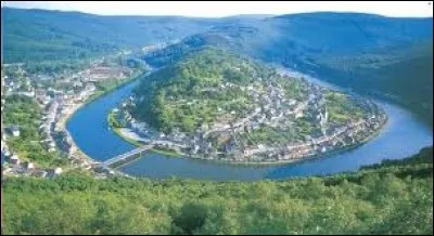 Je vous emmène dans le Grand-Est à la découverte de Monthermé. Ville de l'arrondissement de Charleville-Mézières, bâtie de part et d'autre d'un méandre de la Meuse, elle se situe dans le département ...