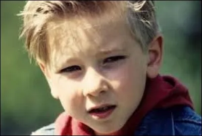 À l'âge de quatre ans, il devient célèbre avec son tube 'Dur Dur d'être un bébé", il s'agit de...