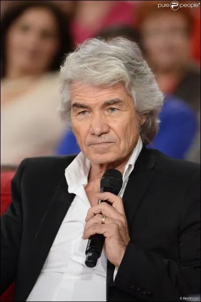 Dans son vieux pardessus râpé ...