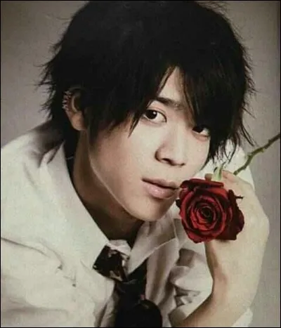 Comment se nomme ce chanteur ?