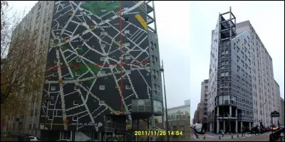 Allons à l'angle de la « rue Jean Colly » (N°29) et de la « rue du Château des Rentiers » (N°106) !
Admirez cet immeuble moderne ! Sur une de ces faces, on peut voir le plan de circulation du quartier. Il se situe à une entrée de la station de métro « Maison-Blanche ».
On peut voir, également, une autre particularité dans cet immeuble, quelle est-elle ?