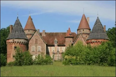 Direction la Saône-et-Loire pour un arrêt au château de Montcony,en quoi sont construits les murs des quatre tours rondes ?