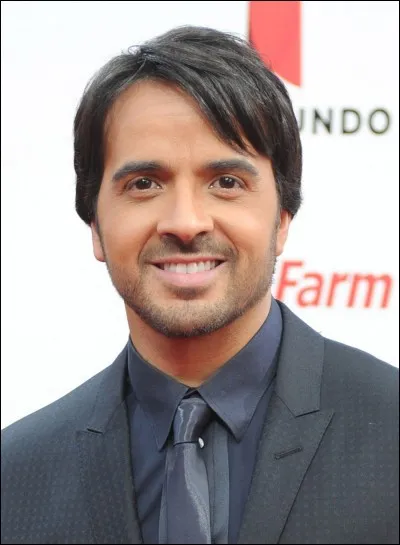 Sa première chanson fut "Comenzaré", en 1998.