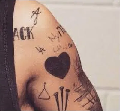 À qui appartient ce tatouage ?