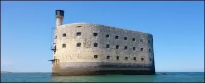 De combien de candidats se compose une équipe dans le jeu télévisé "Fort Boyard" ?