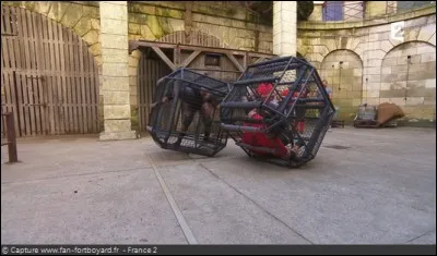 Que doit faire le candidat dans cette nouvelle aventure appelée "Deux cages" ?