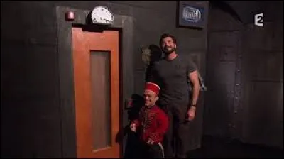 Que se passe-t-il lors les candidats prennent l'ascenseur avant de débuter les aventures ?