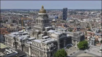 Où se trouve le palais de justice de Bruxelles (celui qui s'étend sur 26 000 m²) ? Sur la...