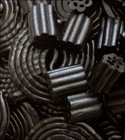 Friandise très ancienne, la réglisse on l'aime en rouleau, en gomme et en bâton, ces bouts de bois qu'on mâchouillait. Quelle est la capitale de cette confiserie ?