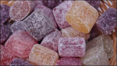 C'est un petit bonbon rectangulaire et coloré, fourré de marmelade qui vient de Nantes. Quel est son nom ?