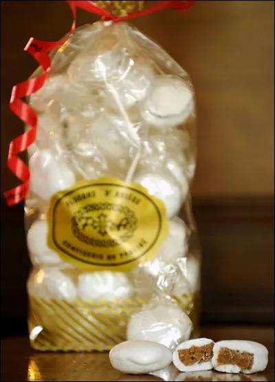 Un cur de praliné noisette dans de la meringue parfumée à la vanille Bourbon. Cette confiserie onctueuse et légère nous vient de l'Ariège et s'appelle ...