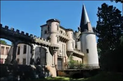 Vous avez sur cette image le ch&acirc;teau de Saint-Cigues-sur-Couze. Commune de l'ancienne r&eacute;gion Auvergne, elle se situe dans le d&eacute;partement ...