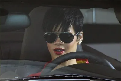 Dans quel clip voit-on Rihanna dans cette voiture ?