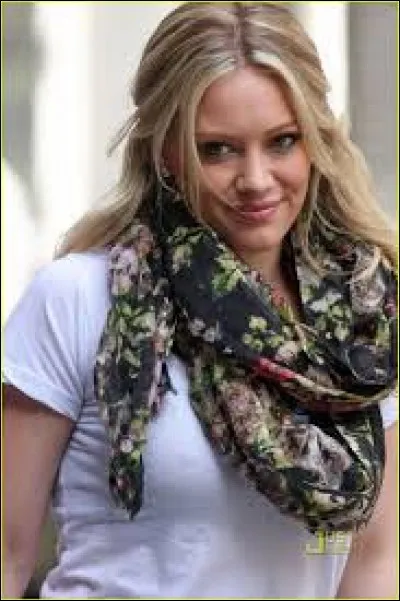 Comment s'appelle la star qui devient la petite amie de Dan ?