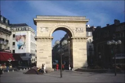 A quelle préfecture appartient cet arc de Triomphe ?