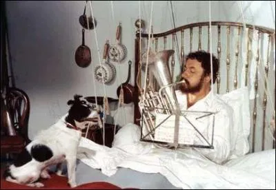 Philippe Noiret est 'Alexandre le bienheureux', il a aussi ralis 'La guerre des boutons' et 'Le grand blond avec une chaussure noire'. C'est ...