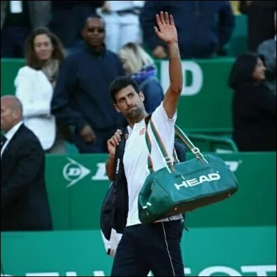 Dans quel pays Novak Djokovic habite-t-il avec sa famille ?