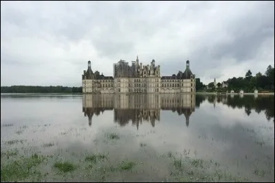 Face à un Empire germanique puissant et une Italie en pleine renaissance, je fais prospérer la France dans les arts et la littérature (Rabelais, Ronsard, De Vinci). Je fonde le collège de France et remets sur pieds les finances du pays. Mon règne est aussi celui des splendides châteaux des rives de la Loire. Je suis...