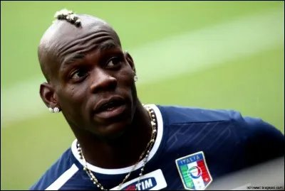 Quel joueur a été expulsé suite à son fameux coup de boule ?