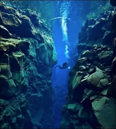 Cet endroit qui sépare deux continents et deux plaques tectoniques est visible...