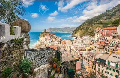 La mer Tyrrhénienne borde deux pays.