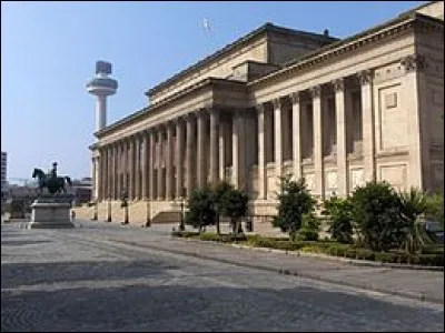 Ce bâtiment nommé "St. George's Hall" se situe à Liverpool, en Angleterre.