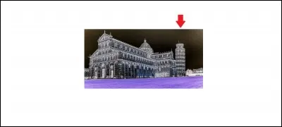 Quelle est cette tour indiquée par la flèche ?