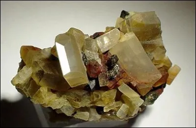 Quel est ce minéral, dont le comportement chimique dans le feu est de transformer la flamme en jaune ?