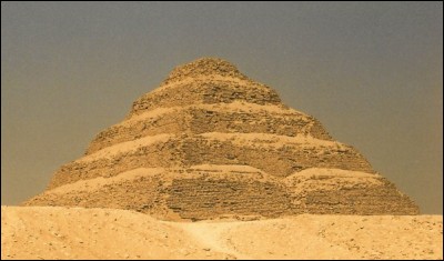 Sous quel pharaon sera construite cette première pyramide ?