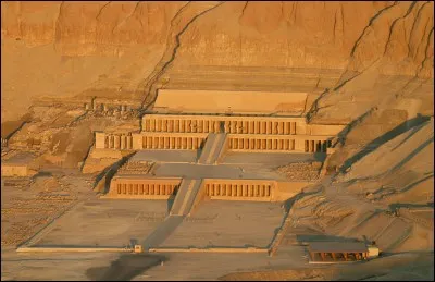 Enchâssé dans un écrin de falaises, Deir el-Bahari "sublime des sublimes". Quelle femme pharaon eut cette idée de génie ?