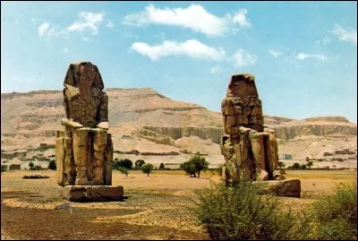 Quel pharaon a construit les incroyables colosses de Memnon, de plus de 1800 tonnes ?