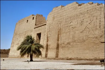 Pour quel pharaon est destiné Médinet Habou le temple des millions d'années ?