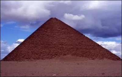 À quel pharaon de la IVe dynastie est attribuée la pyramide "rouge" sur le site de Dachour ?