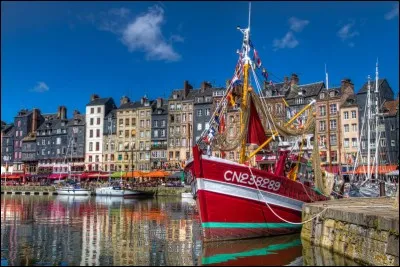 La ville de Honfleur qui a beaucoup inspiré les peintres se trouve dans le département :