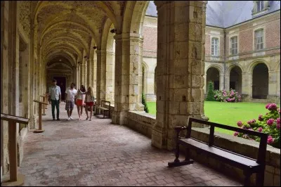 Dans quel département est située la ville de Saint-Michel ?