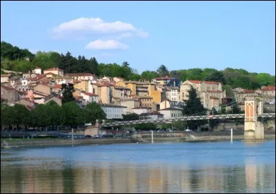 La ville de Trévoux aux bord de la Saône est située dans :