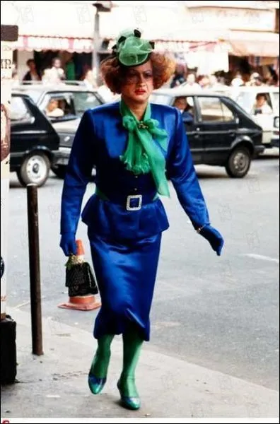 Jean Claude Brialy en tailleur bleu dans 'Lvy et Goliath' on lui doit surtout 'La grande Vadrouille' et 'Le corniaud'. C'est ...