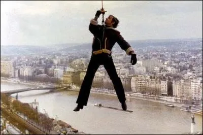 Belmondo suspendu dans le vide dans 'Peur sur la ville', on lui doit aussi 'Le clan des siciliens' et 'La vache et le prisonnier'. C'est ...