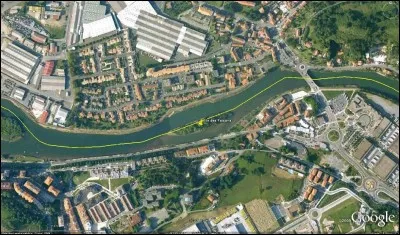 Une île située sur la rivière de la question précédente est un condominium. Quel est son nom ?