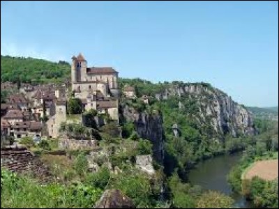 Quelle rivière le village de Saint-Cirq-Lapopie, classé Plus Beaux Villages de France, domine-t-il ?