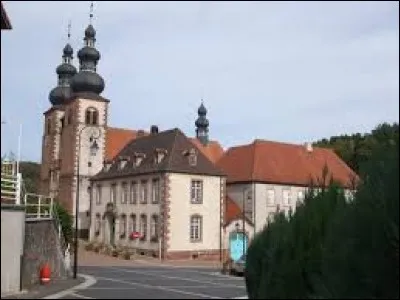 Nous sommes à présent en Moselle, à Saint-Quirin. Classé Plus Beaux Villages de France, son église en grès rose des Vosges possède trois clochers appelés ...