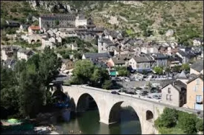 Village d'Occitanie, dans les gorges du Tarn, Sainte-Enimie se situe dans le département ...