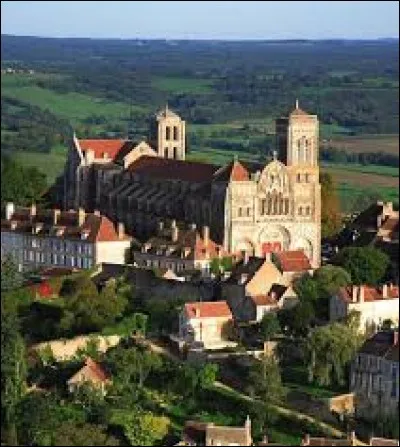 Classé lui aussi parmi les Plus Beaux Villages de France, Vézelay, dans l'Yonne, est dominé par la basilique ...