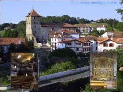 Que voit-on souvent sécher sur les façades des maisons du village d'Espelette (Pyrénées-Atlantiques) ?